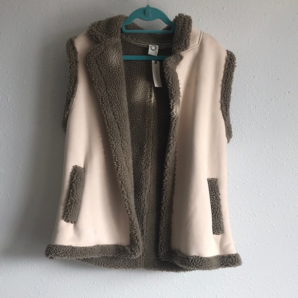 Faux Fur Vest - Picture 2 of 5